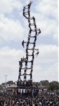 层层叠罗汉，搭建高耸人塔，难度之大，摇摇欲坠，惊心动魄，叹为AI作品。