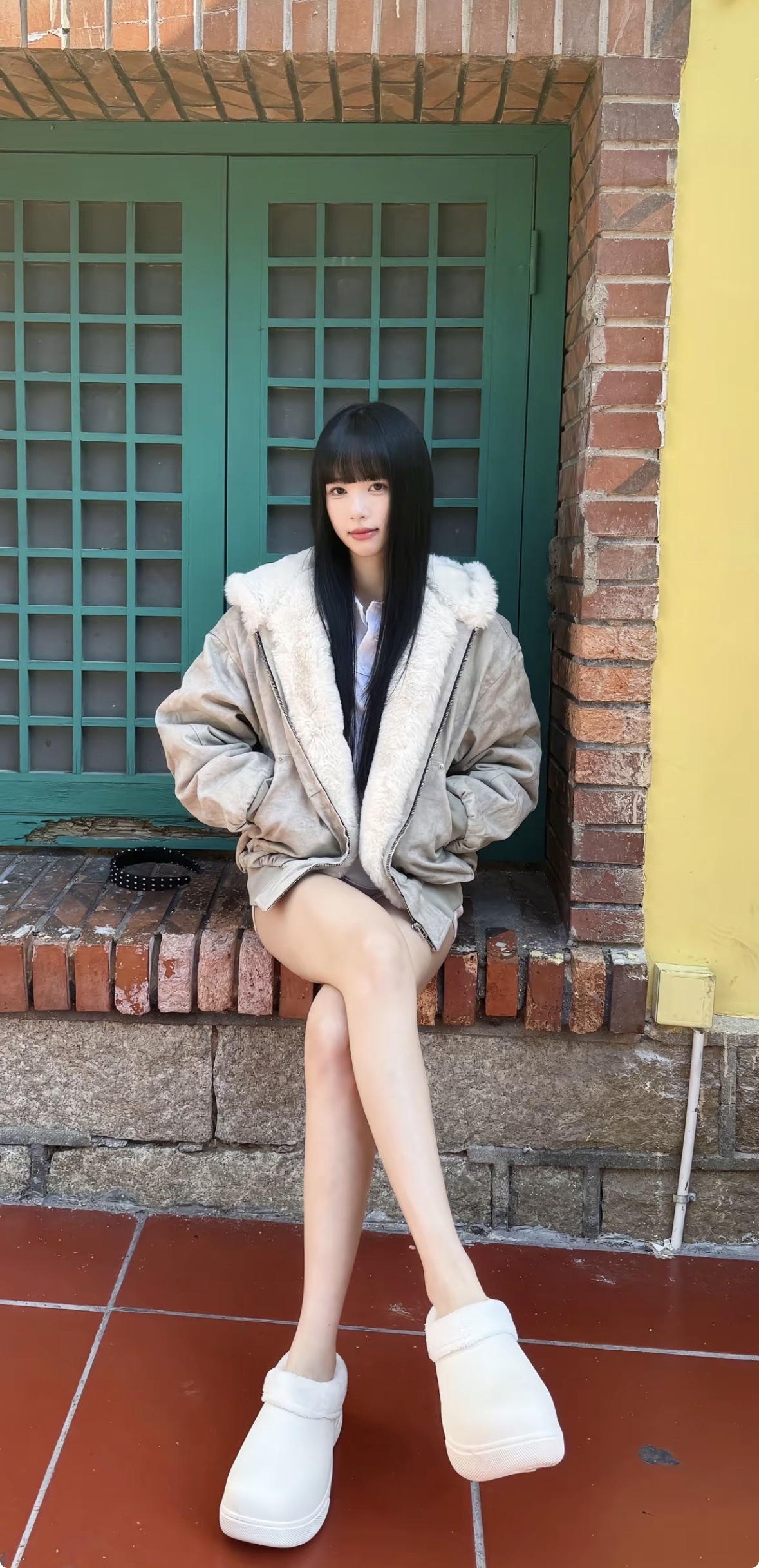 毛绒外套+短裤，甜美又保暖，搭配白色运动鞋，轻松出街！🍂👟💕