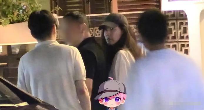 高露，终究还是没藏住！
9 月 11 日，高露圈外老公疑似首度全网曝光，穿黑色 
