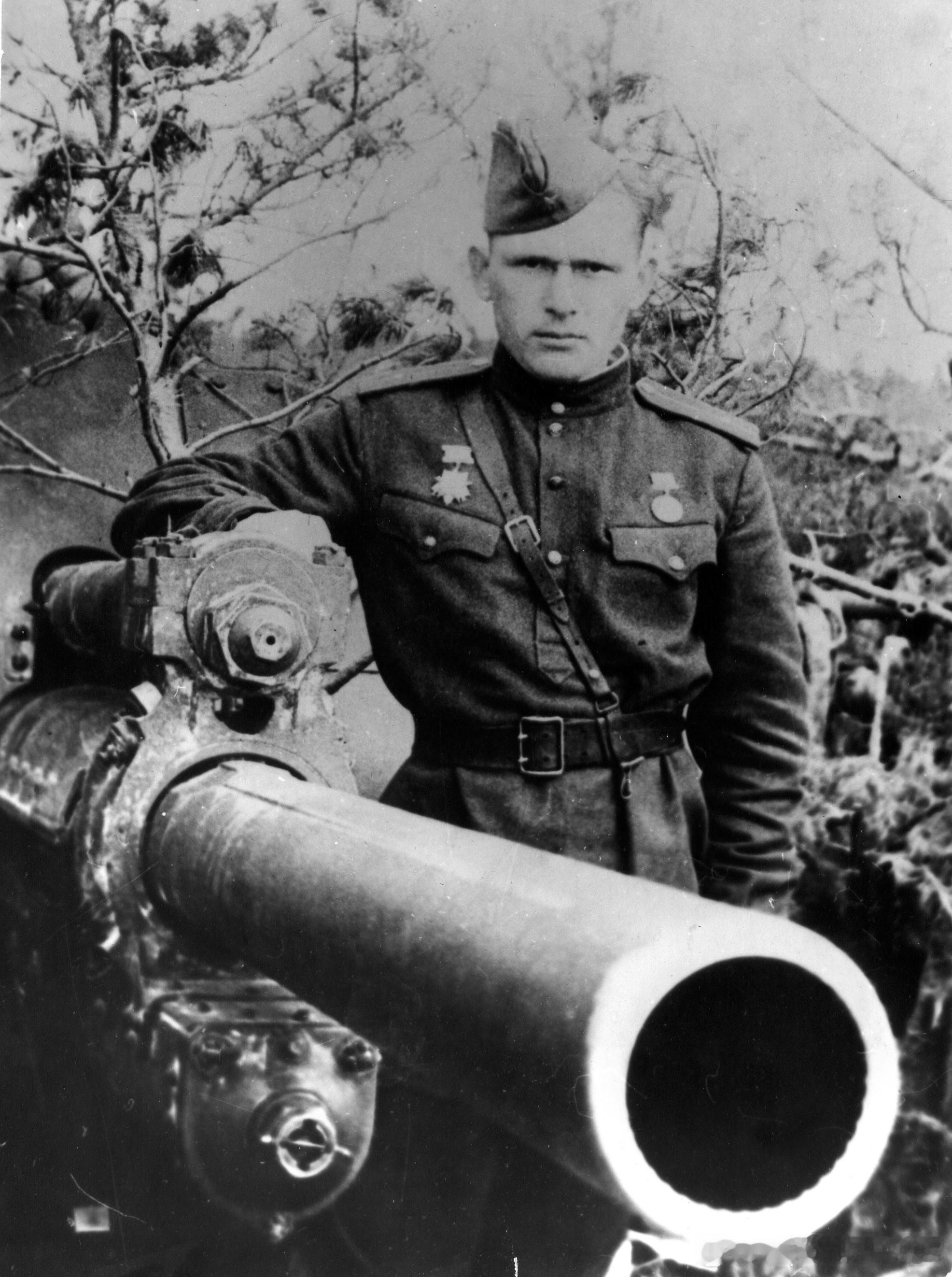1943年沃尔霍夫方面军第8集团军步兵第372师炮兵第941团射击排排长Алек