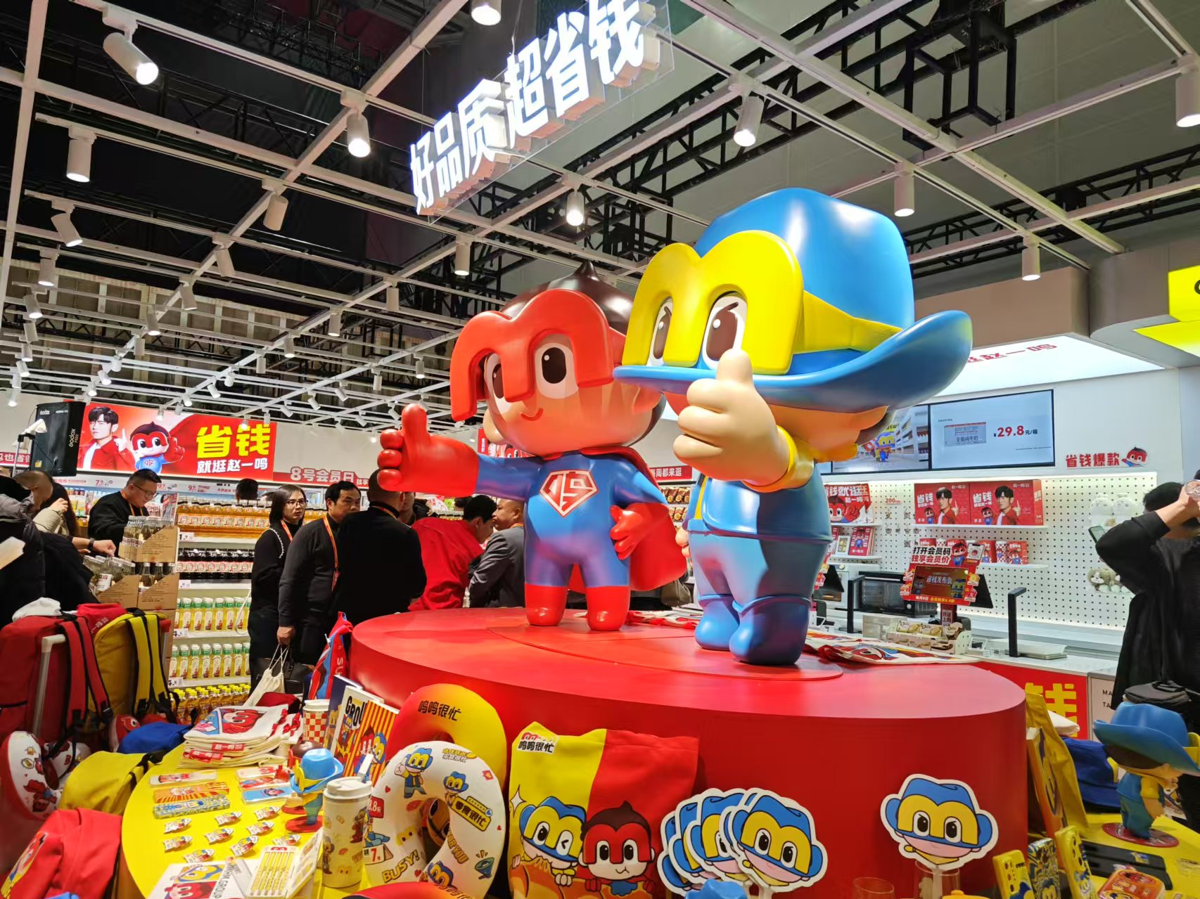 鸣鸣很忙通过港交所聆讯，量贩零食或进入双寡头周期