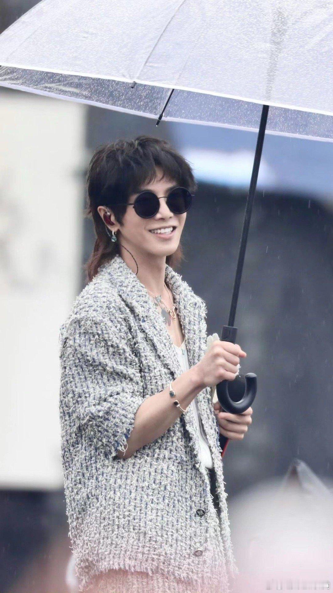 #华晨宇香港演唱会# 雨中的华晨宇演唱会，真是美得让人心动！雨点轻轻飘落在身上，