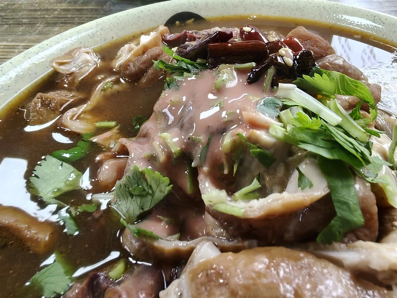 这就是北京传说中的卤煮
我26。到君堂北门。这样刚才只有在这个地方才能有这种吃法