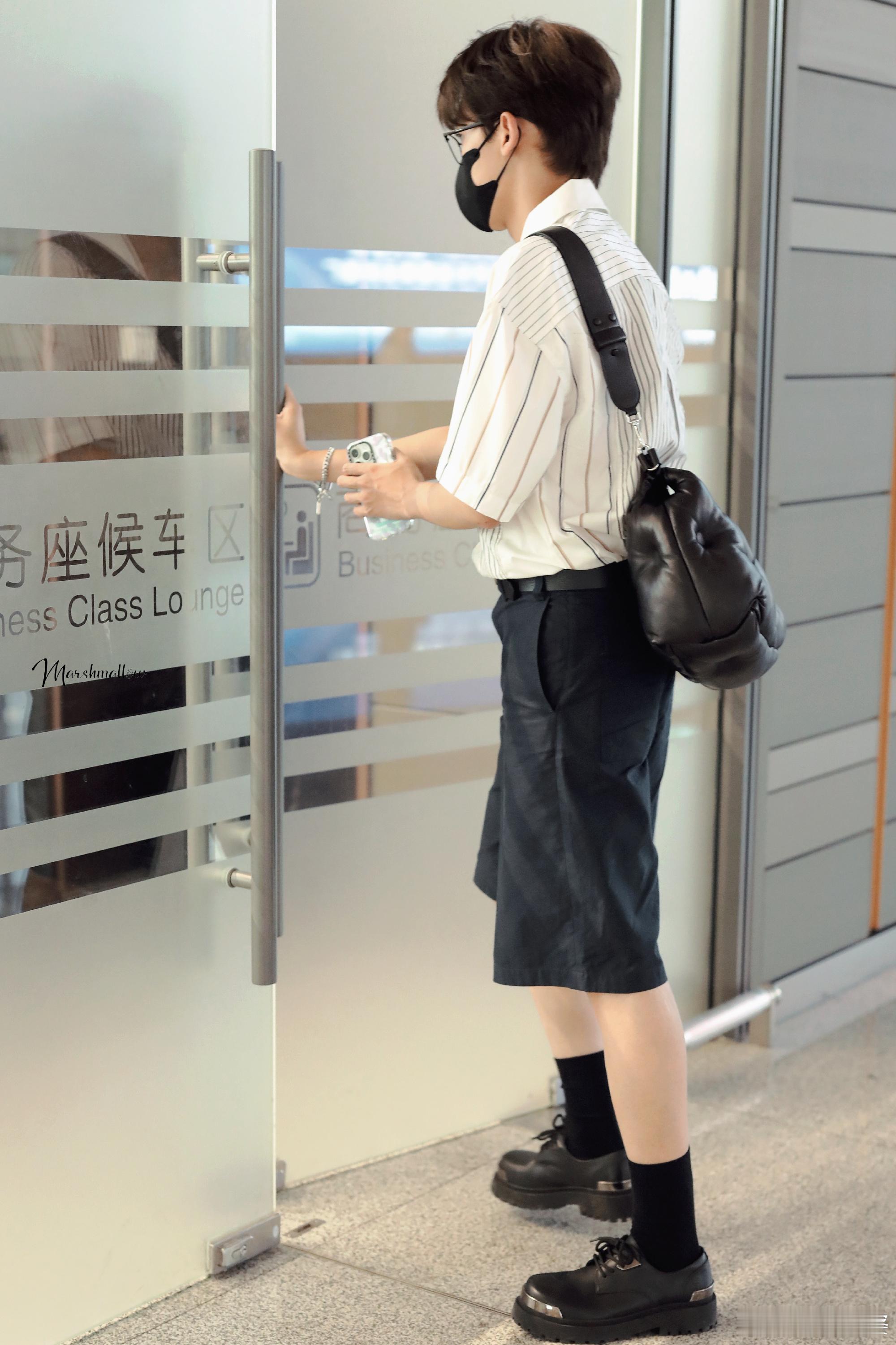 披荆斩棘直播唐九洲听到“披哥糖果超甜”先是一愣，随后笑着接住：“大家开心我就知足