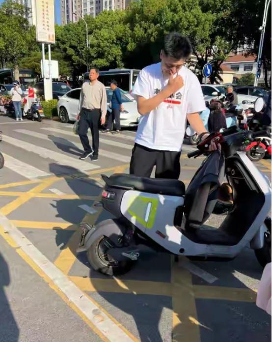 张雪峰去世头七 ，公司总经理发文承诺，亲口透露对张姩菡安排，更惹人泪目的是，武亮