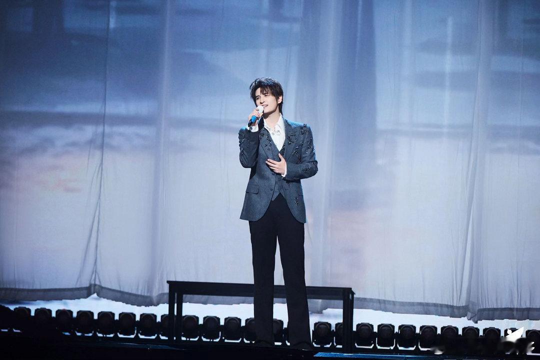 两首歌串联张远的10年 听到《棉花糖》前奏还以为要甜回去，结果下一秒《小幸运》进