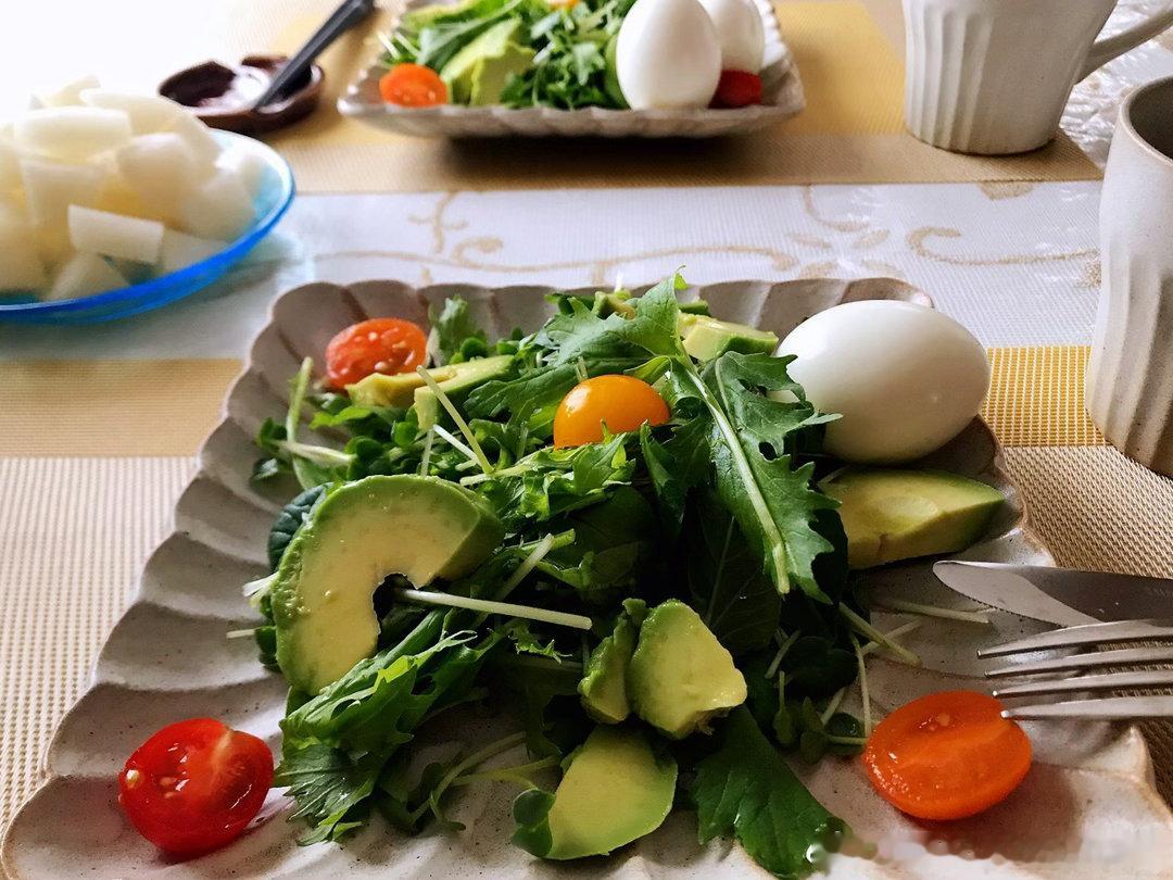 【搬运】2018年09月18日我家餐桌之吃草的早餐10:00前🥑🍅🍃🥚?