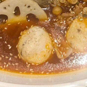 红油咕嘟的一大盆冒菜铺满整碗，肥牛、丸子、生蚝、脆藕满满当当，撒满脆黄豆、鲜椒葱