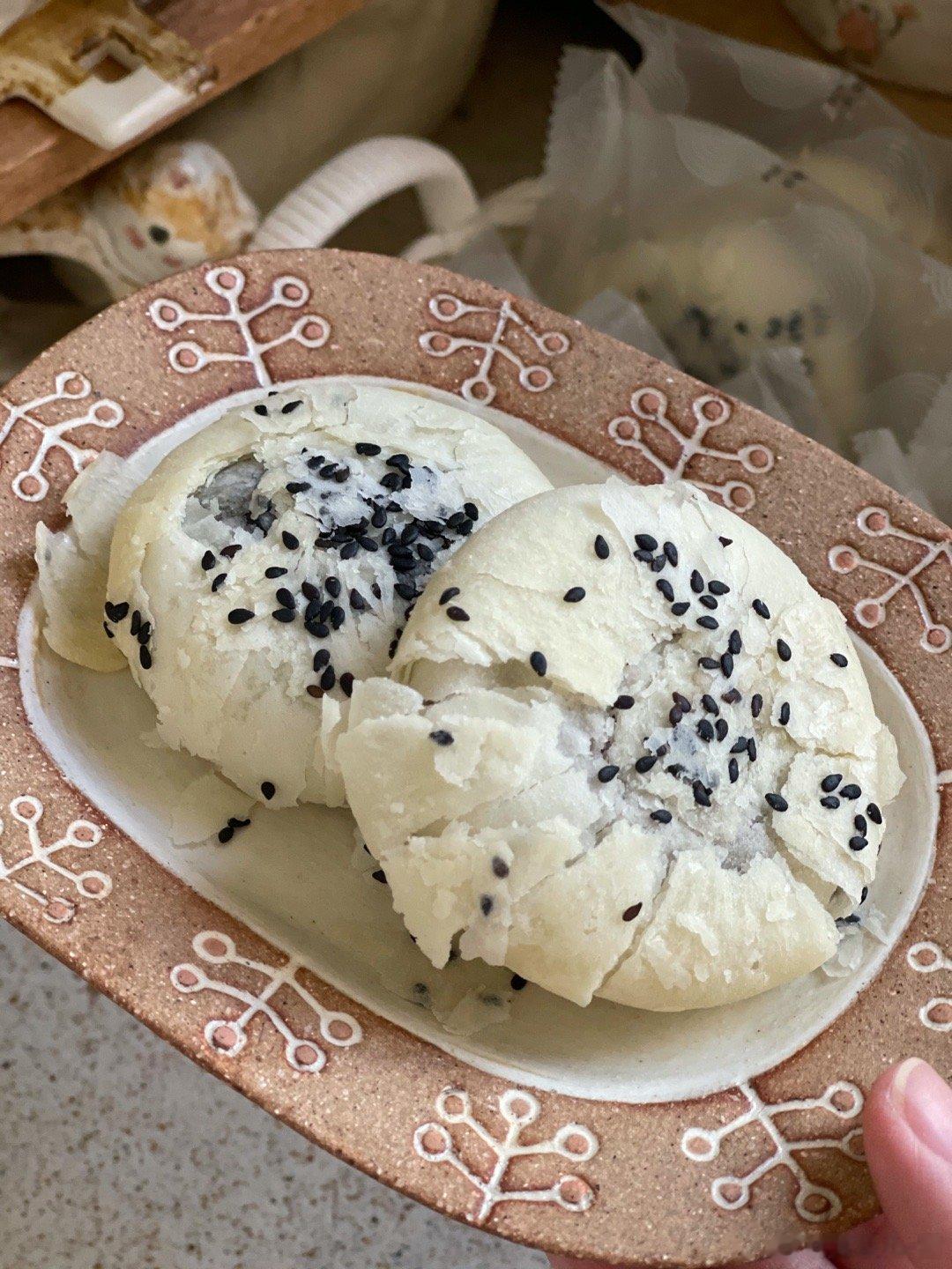 吃饼时间到啦[嘻嘻]姐妹们都拍了吗？现做现发，收到吃起来超美味新鲜！芝麻味+红豆
