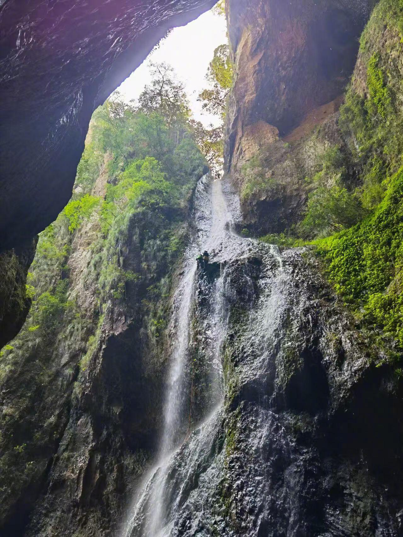 #无视下雨提醒刺刀峡谷变不归路#【“刺刀峡谷”不归路：一起网红打卡点意外背后的乱