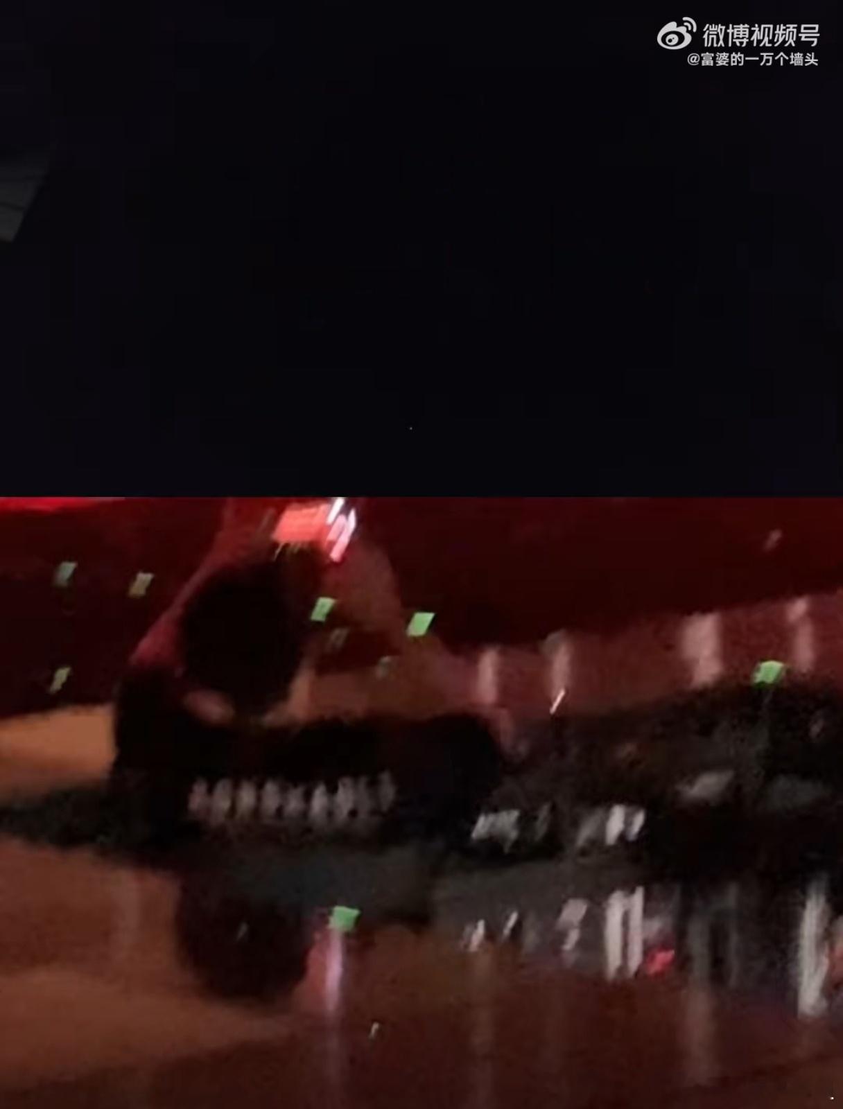 李荣浩走了但没完全走  李荣浩，你的每一次出现都是对我们的宠溺。升降台上的你，是