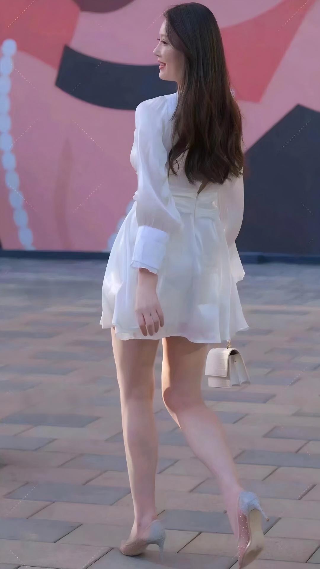 越是表面大大咧咧的人可能内心越脆弱。就算是别人指着你的痛处哈哈大笑，你也会佯装无