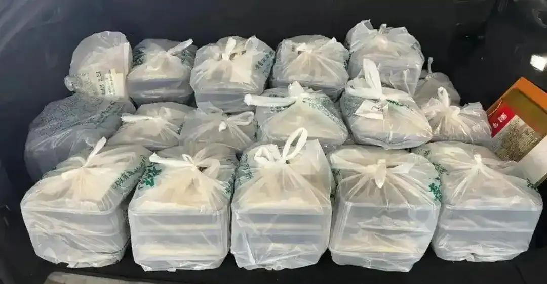 51公斤盒饭闯关澳门：一趟赚1500。人均GDP位居全球第二的澳门，近期侦破一起