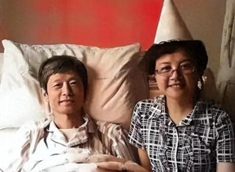 2016年，艾跃进在病床上与自己妻子一起过的最后一个生日，镜头中的他此时虽然露出