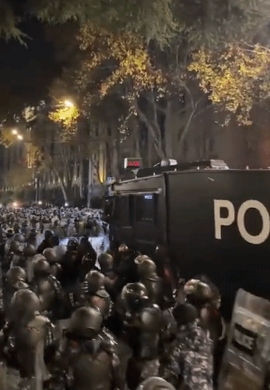 格鲁吉亚总理科巴希泽决定不向欧美支持的反对派屈服，现在调集更多携带防暴装备的军警