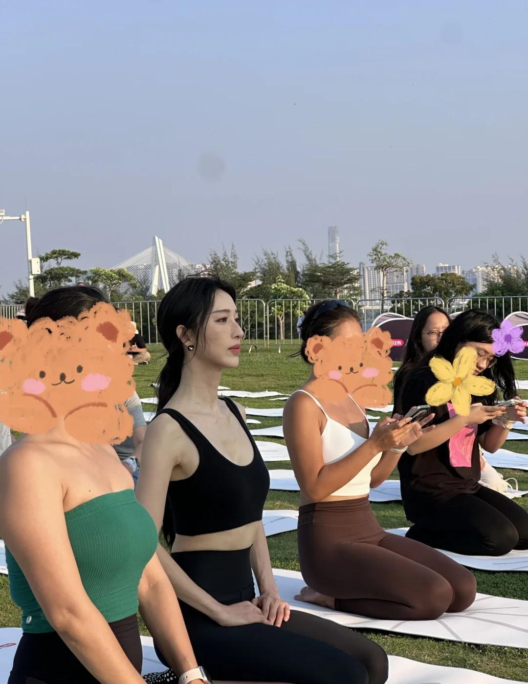 在明日公园跟张俪一起做瑜伽🧘‍♀️
这个来海边瑜伽居然张俪也来了
明星的身材皮