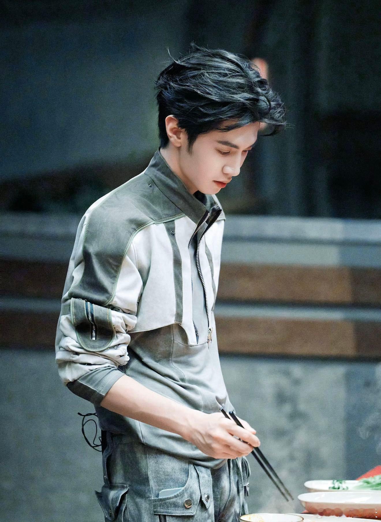 陈哲远全家的顶梁柱大侦探 郝大爸：全家的顶梁柱。观众：全场的笑点柱。这把又帅又好