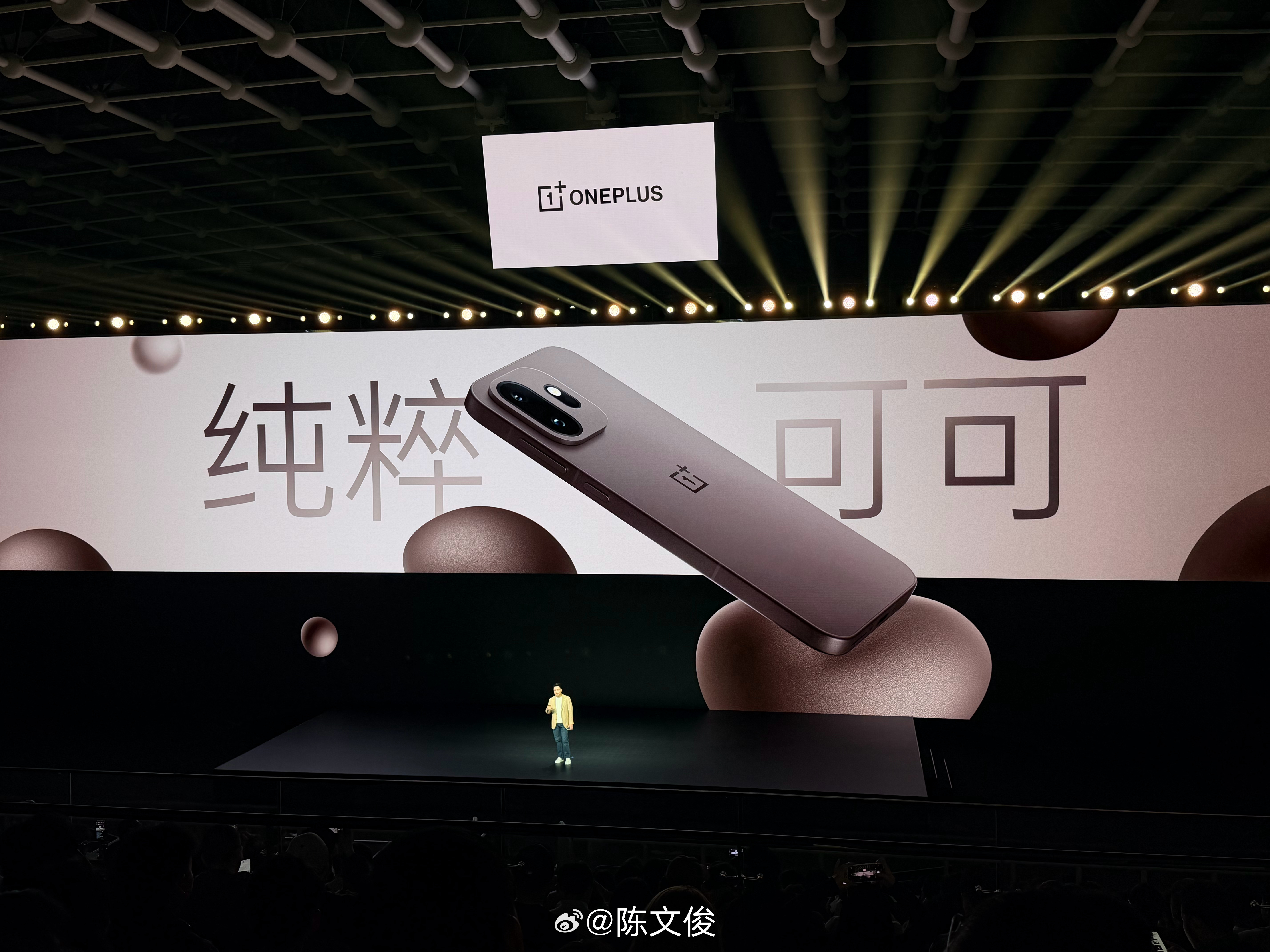 一加15t 这次的白色有着全行业唯一的白色金属中框，加上6.32英寸的机身尺寸，