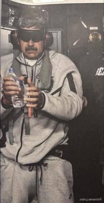 川普发布首张Maduro被抓的照片，据传是在睡梦中被抓。