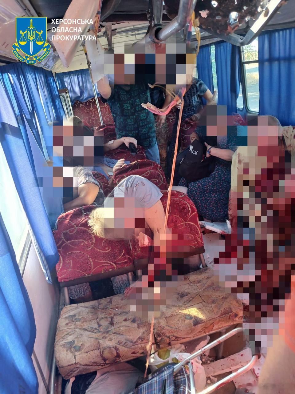 占领者用无人机袭击了赫尔松郊区的一辆公交车：两人死亡，多人受伤。2025年8月9