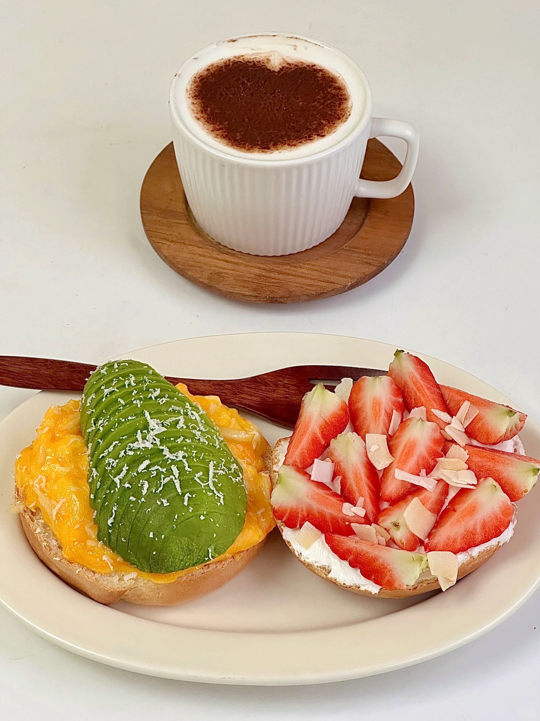 快手早餐｜草莓🍓&牛油果🥑双拼开放式贝果