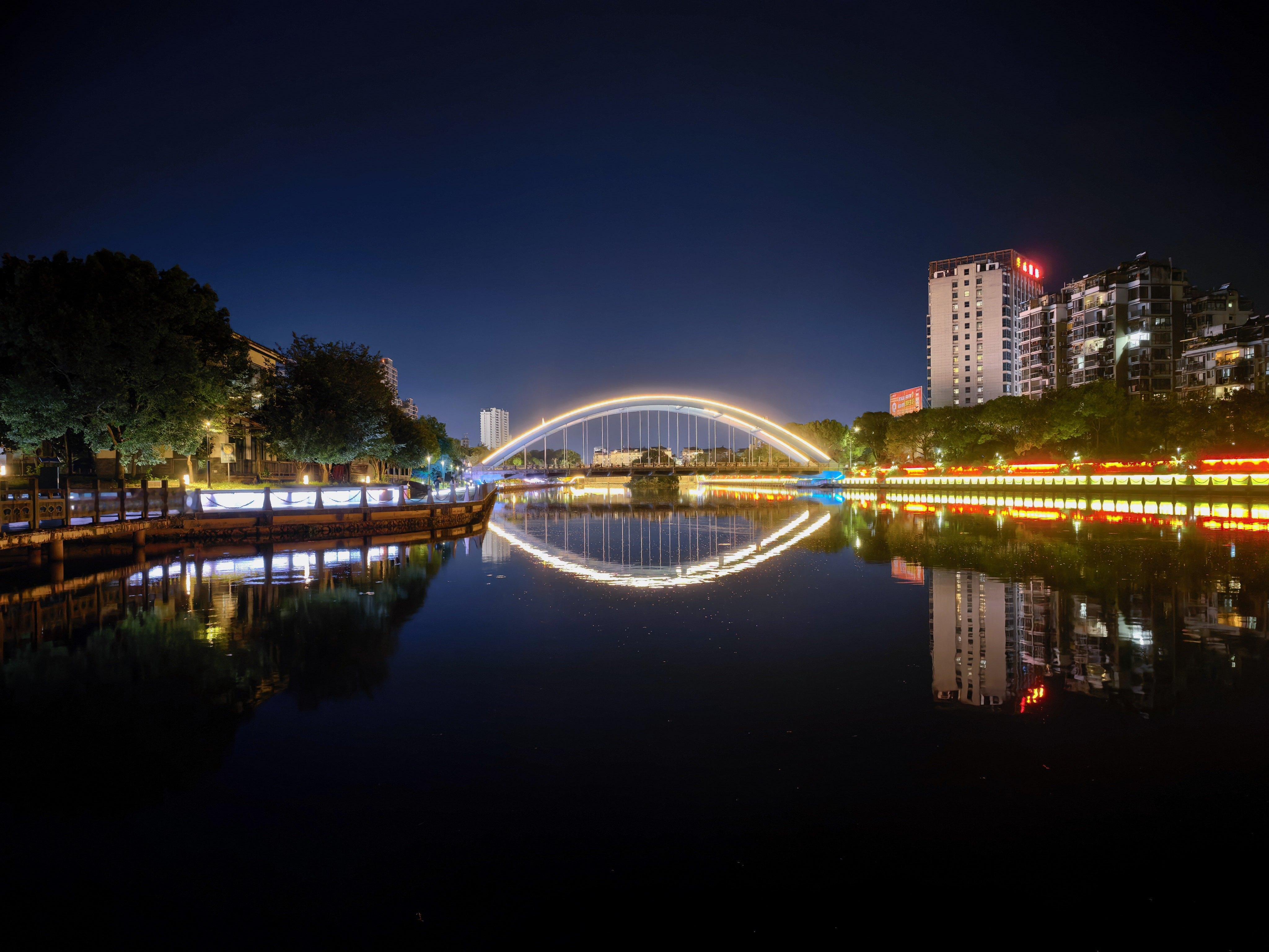 晚风沿河漫行，一桥灯火，一水星河河水静静流淌，沿着河边随心走走暂时抛开琐事，感受