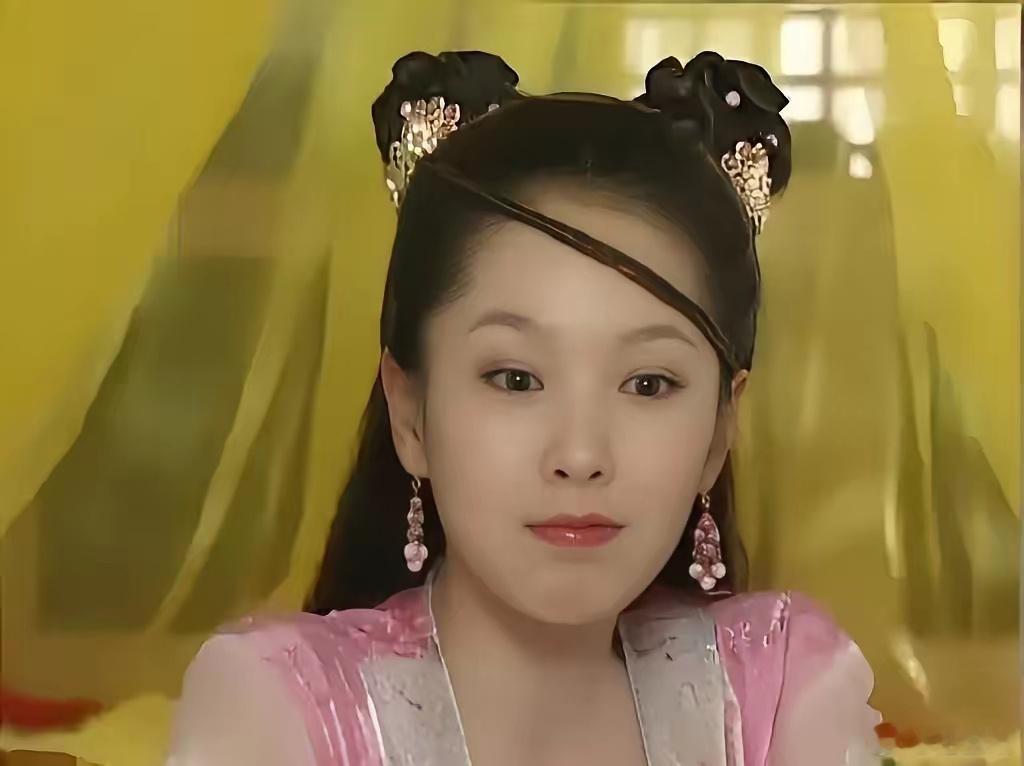 不懂为什么要搞这种额前斜麻花小辫的造型，全靠脸撑着 ​​​