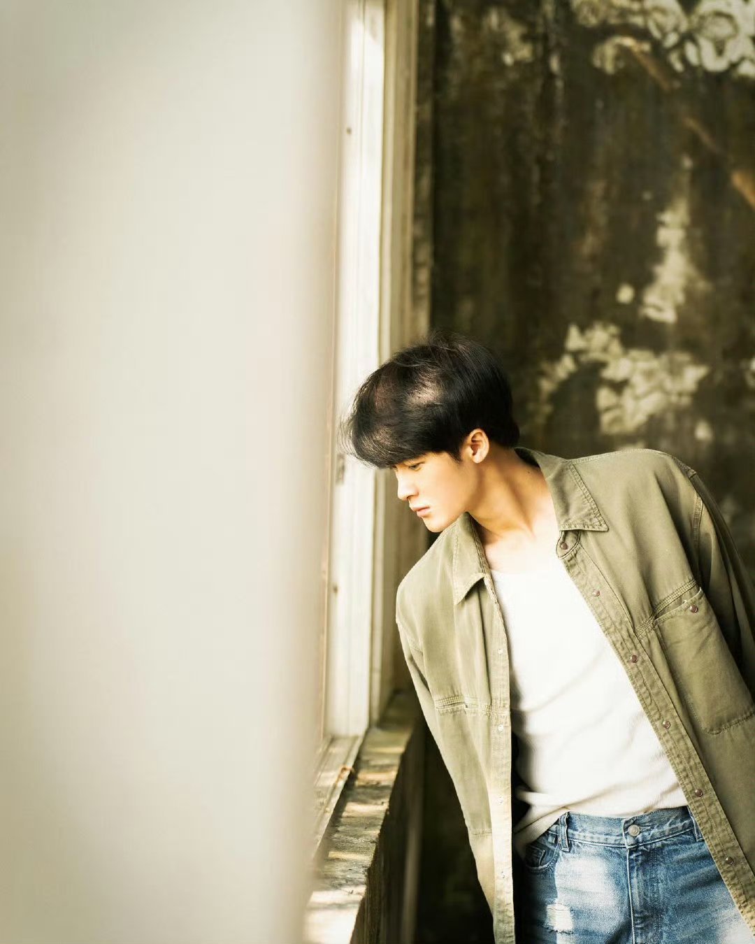 檀健次ig更新~是很糙很有野生感的亓宏刚。 ​​​
