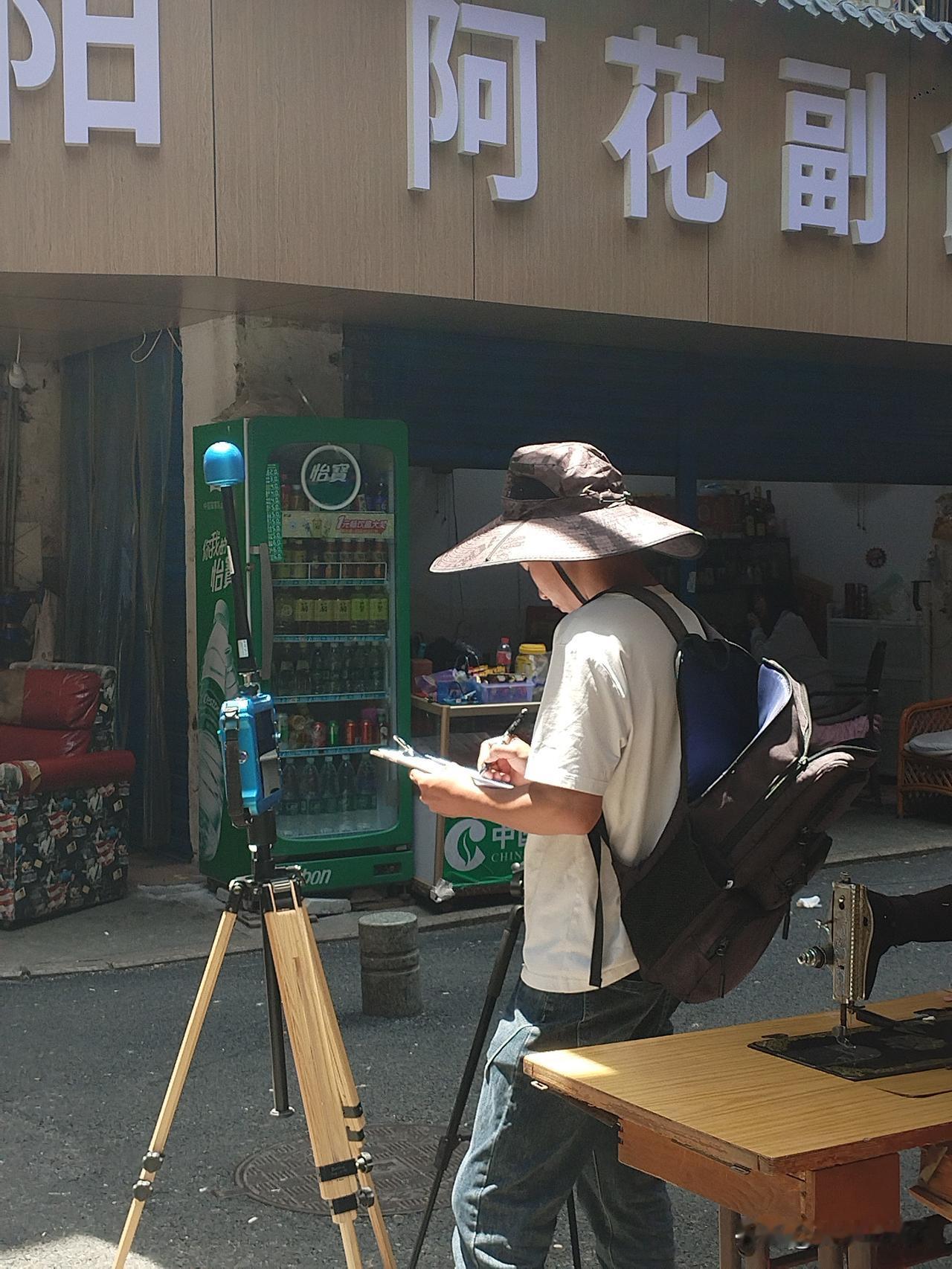 他是最美衡阳青年。
昨天，周末。
中午11:58，在衡阳市石鼓区九角巷，见一青年
