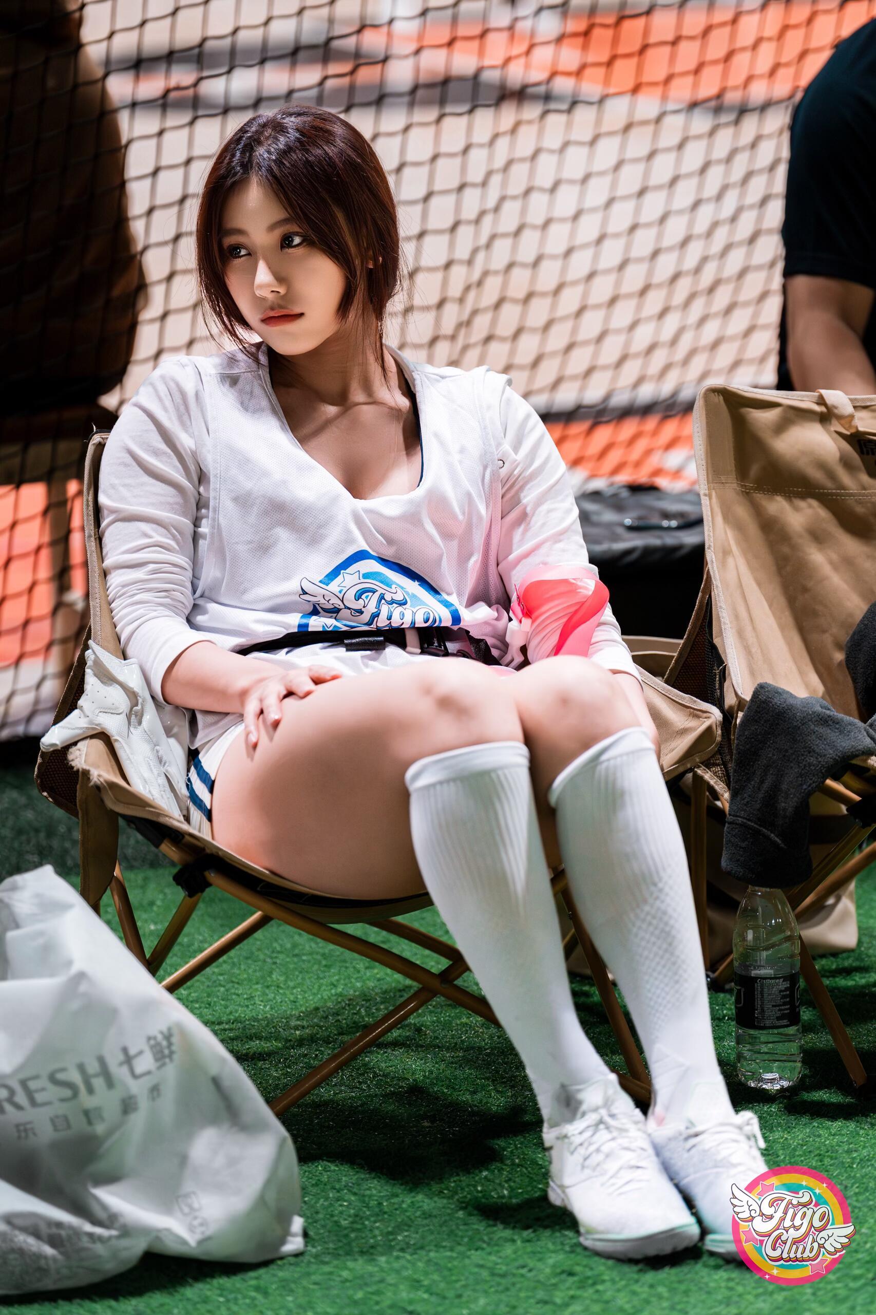 腿是真粗 但我真有劲啊皮肤黝黑，不爱穿裙子，整天跟男孩子混在一起上房揭瓦、撒丫子