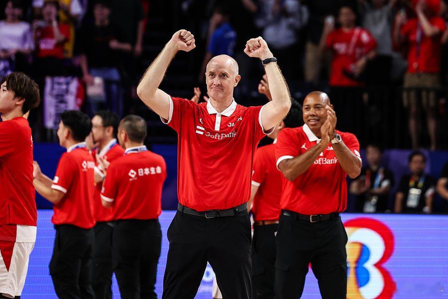 霍瓦斯的智慧不能上场得分，但八村塁的肌肉可以。日本篮协宣布与男篮主帅霍瓦斯终止合