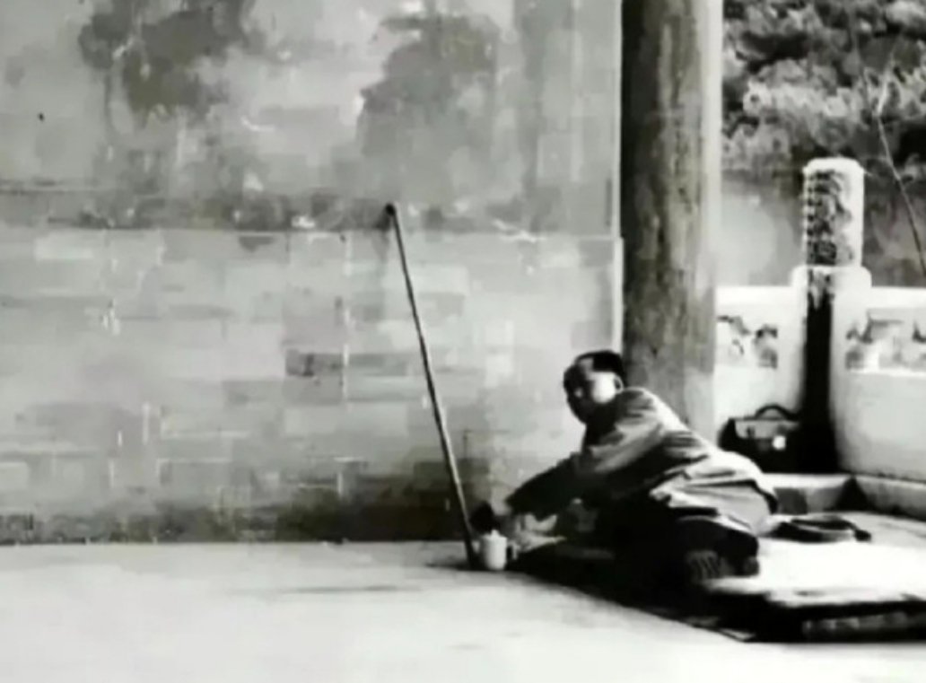 认识这张照片上的老人家吗？是他让中国人站起来了！拍于1954年4月6日十三陵，6