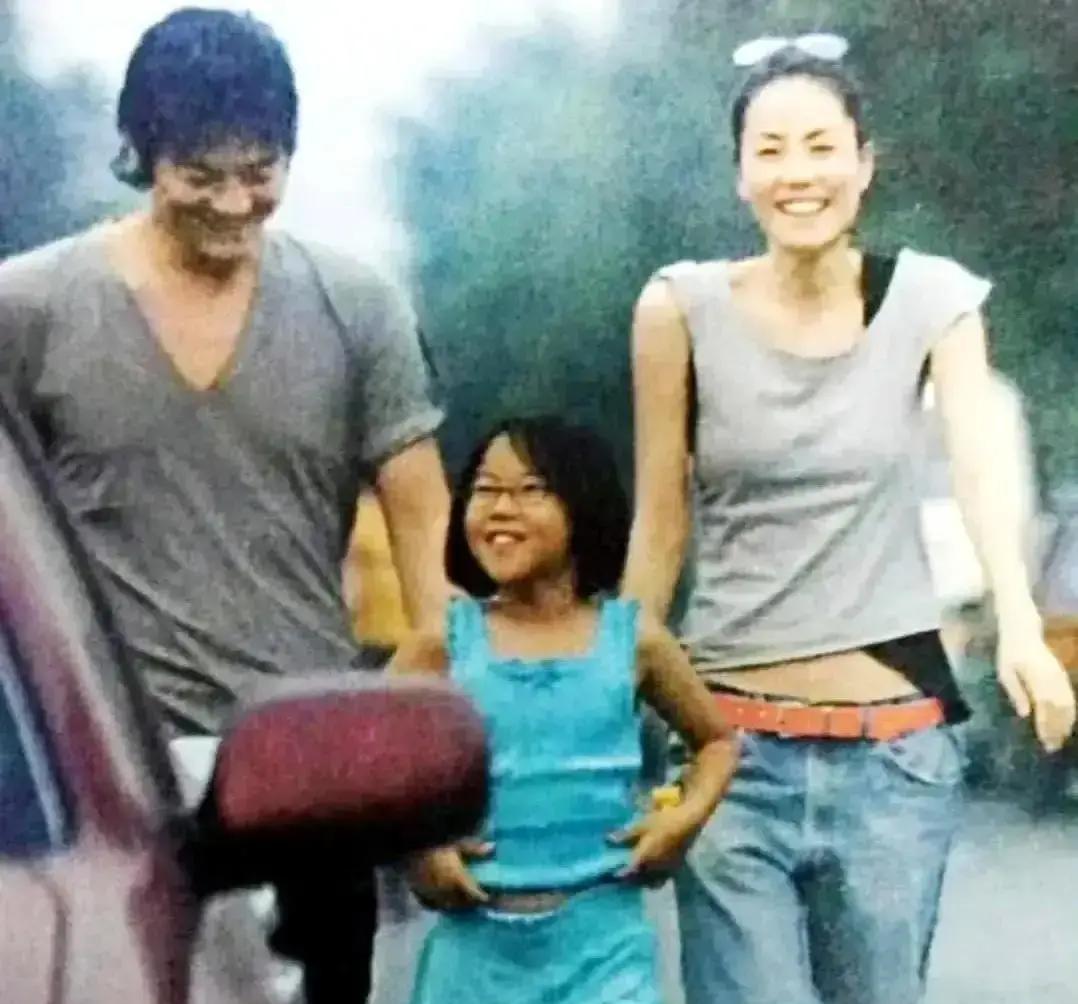 李亚鹏直播卖茶，窦靖童穿着睡衣入镜，半小时售罄千万。
这背后，藏着直播带货最残酷