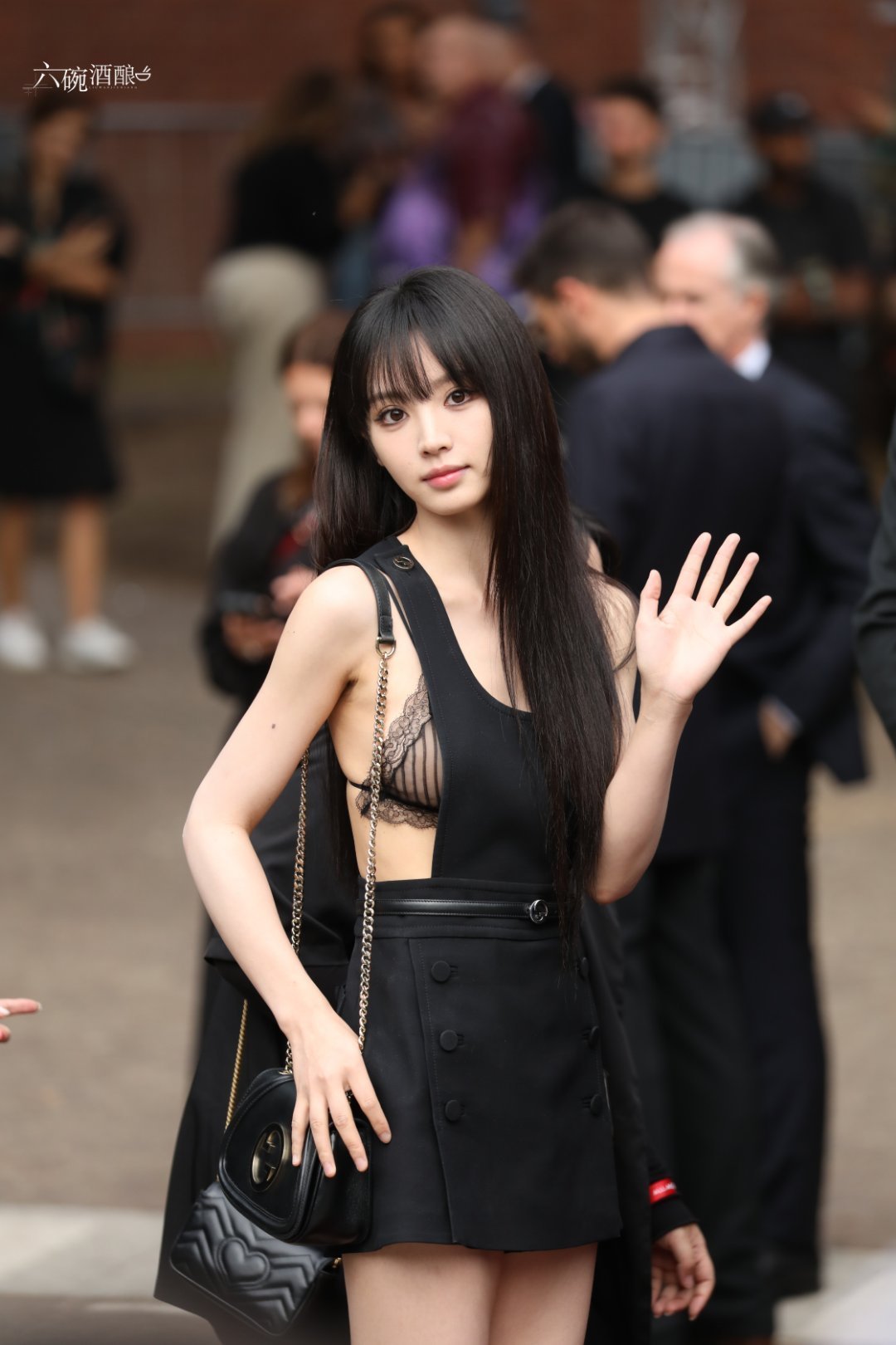 #田曦薇黑长直烟熏妆#今天是辣妹薇[舔屏]黑长直烟熏妆好带感，狠狠鲨我[举花铃]