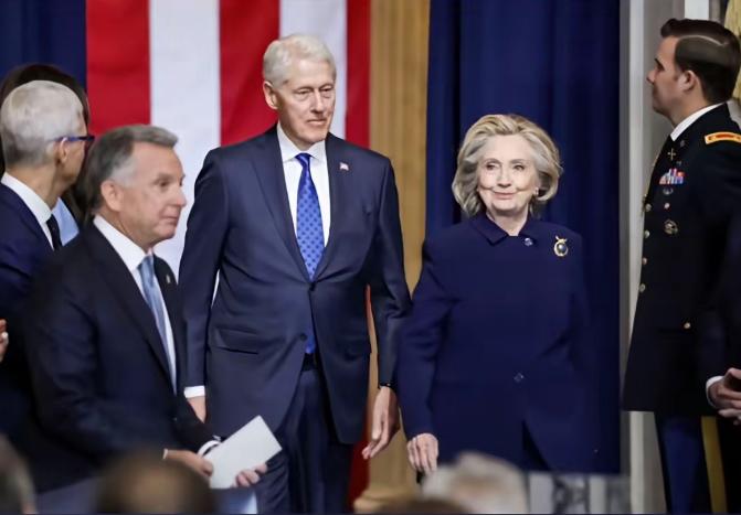 “克林顿夫妇突然‘自首’？网友：替罪羊终于轮到他们了！”
克林顿夫妇近日表态愿配