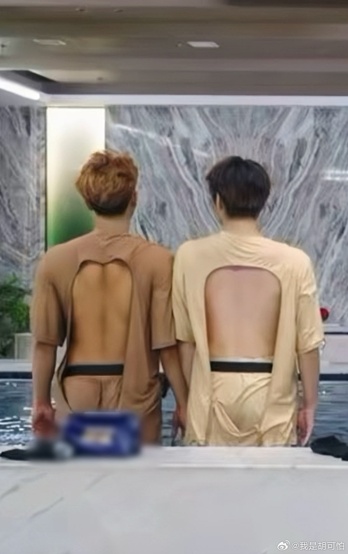 东北站澡堂露屁股名场面还热乎着呢，这一期直接撕开后背衣服，露背打台球还要偷偷藏，