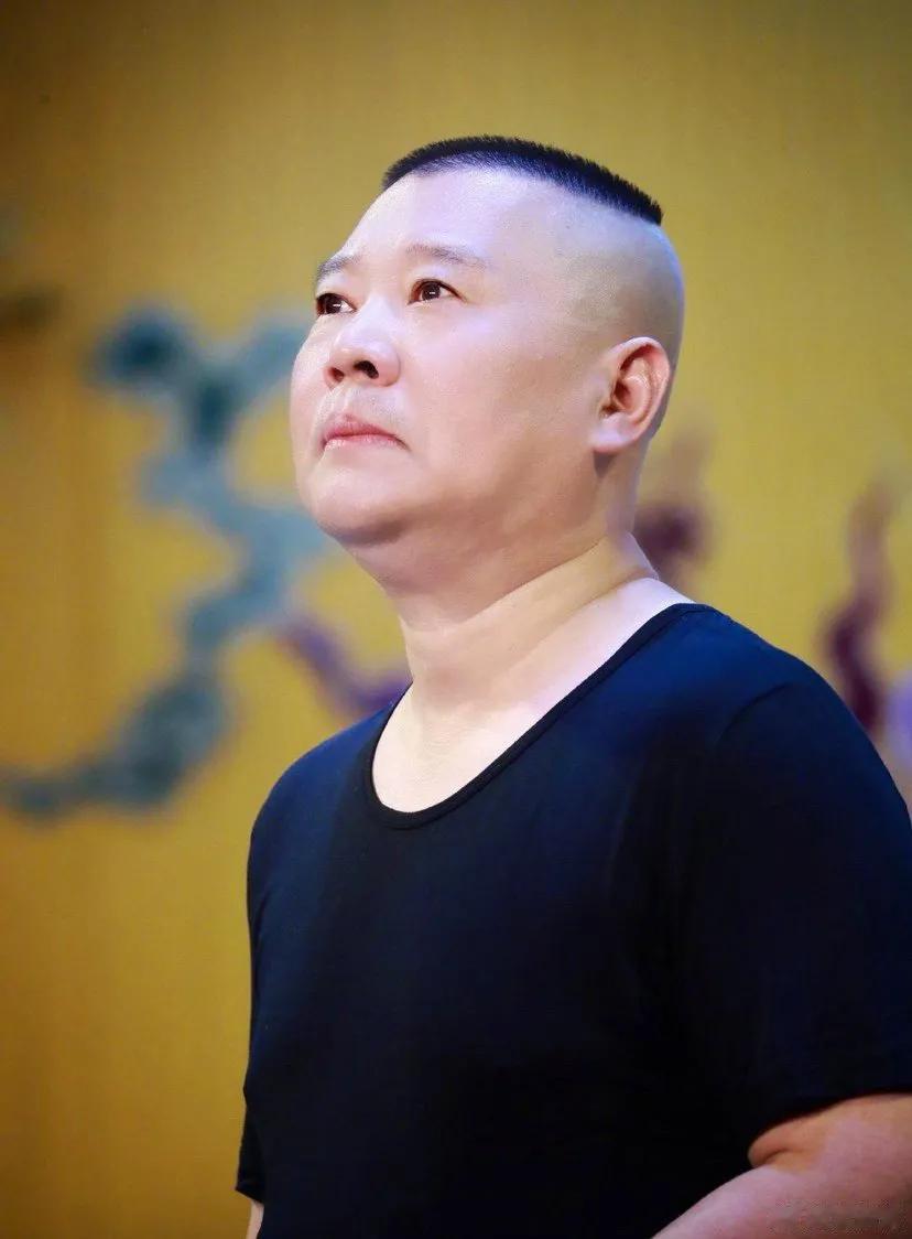相声大师，郭德纲说，前两次进京，我就想混到体制内，领几千块钱的工资，跟着团体到处