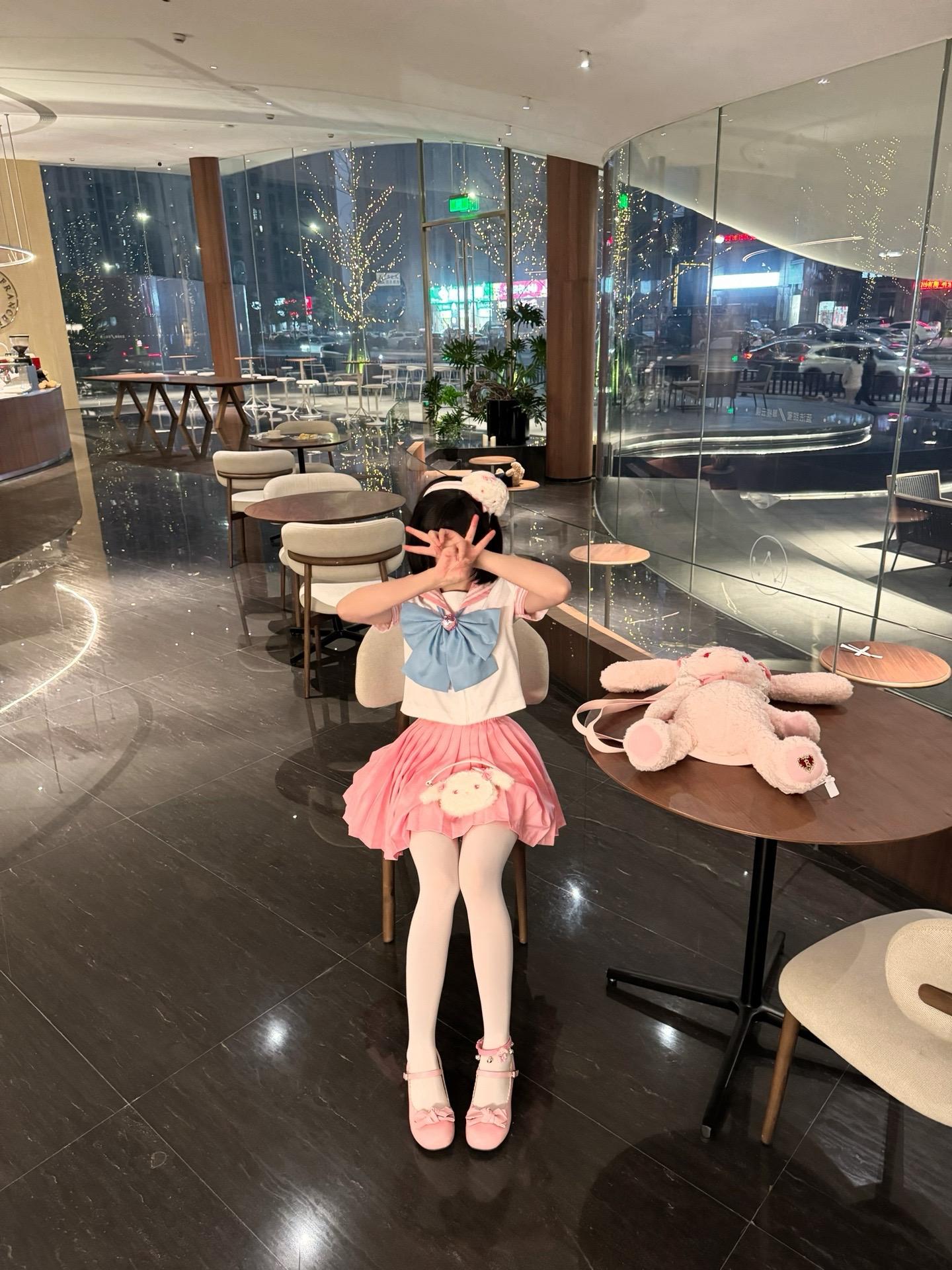 你老给那女的买奶茶，她喝不腻吗？给我也买一杯