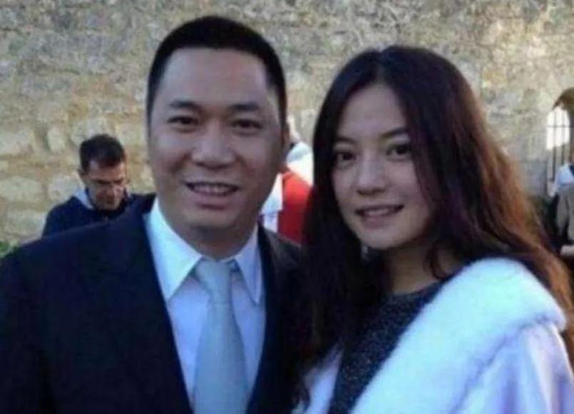 原来黄有龙这么多年一直在靠着赵薇的名气，可是奇怪的是，为什么赵薇一直没有公开两人