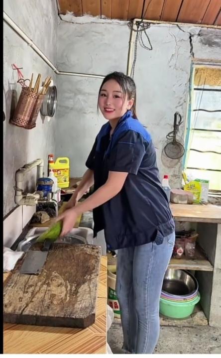 心灵短笛
脚踩锅台，手把勺。这就是农村大姨的真实写照。为了家庭，为了孩子。甘愿辛