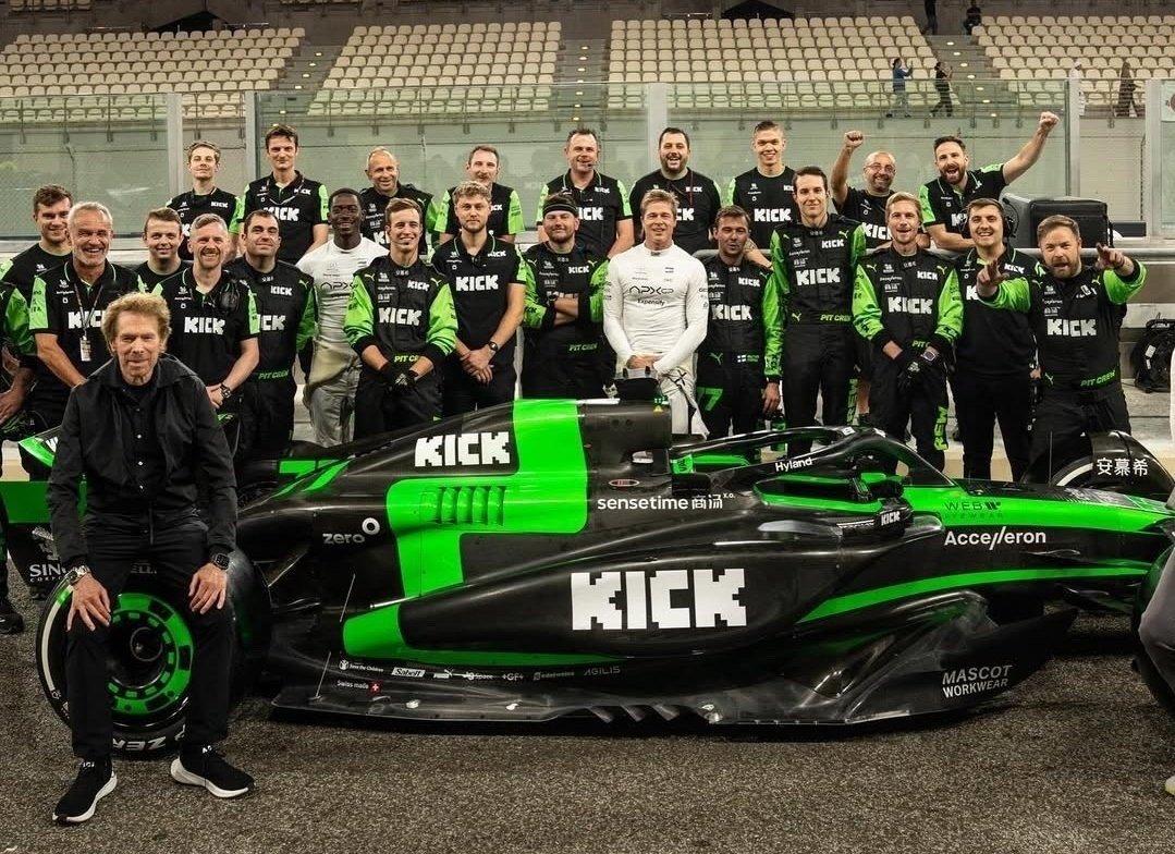 《F1：狂飙飞车》主创与现实中的车队大合影🏎️花式刷片挑战 ​​​