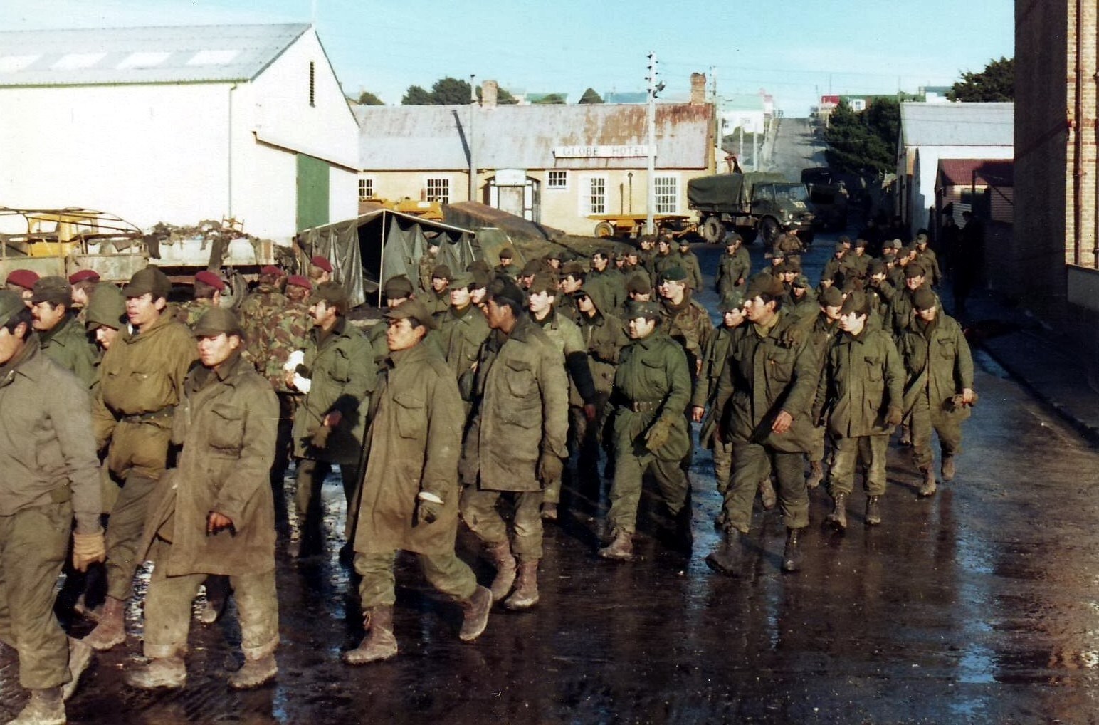 飞扬军事 1982年6月14日，阿根廷军队向英国军队签署投降协定，马岛战争结束。