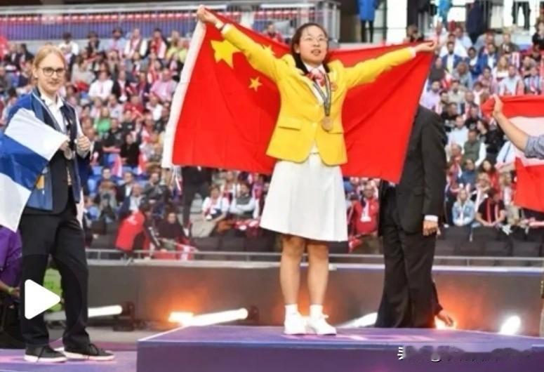 近日，在法国波尔多举办的第47届世界技能大赛颁奖典礼上，一位来自中国的年轻女孩站