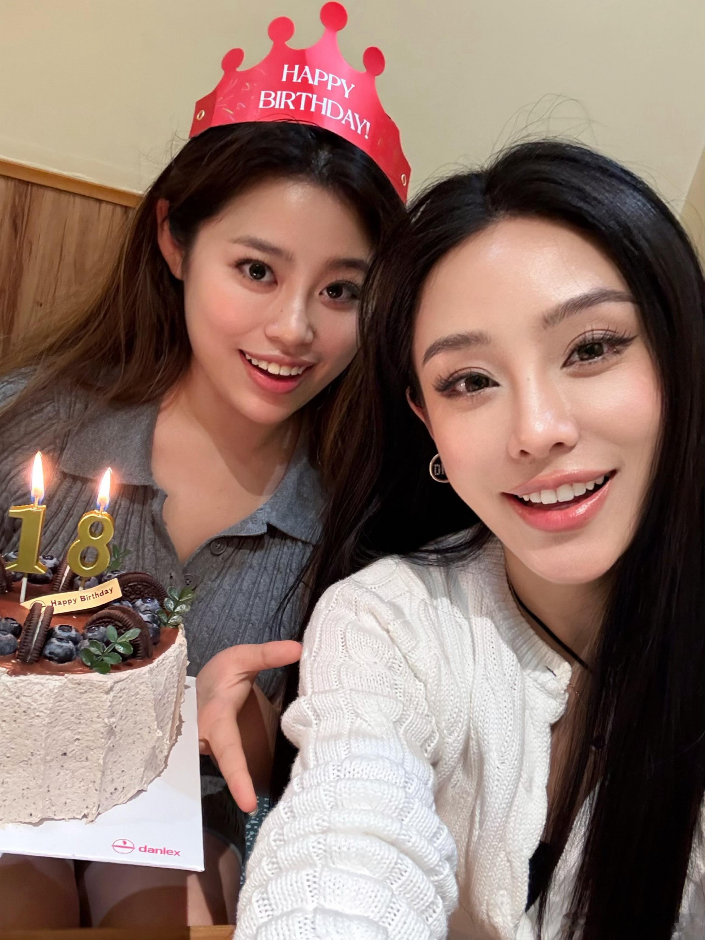 妹妹🎂 永远18岁Ps：今天被我催促化妆了我妈真的生了两个极端 我每天不打扮不