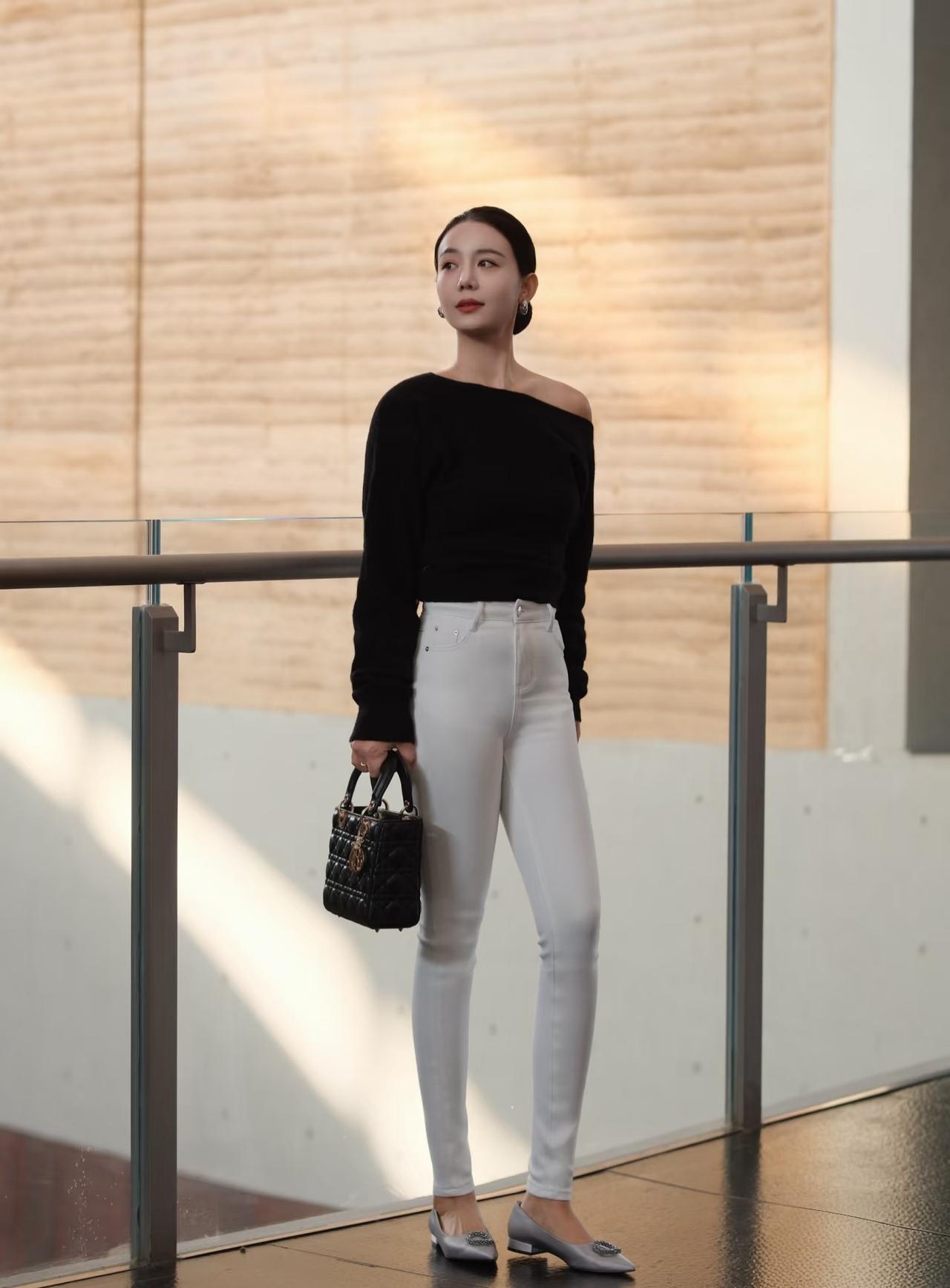 优雅自信穿搭分享经典的黑上衣和白色小脚裤搭配，时尚潮流自信气质十足！