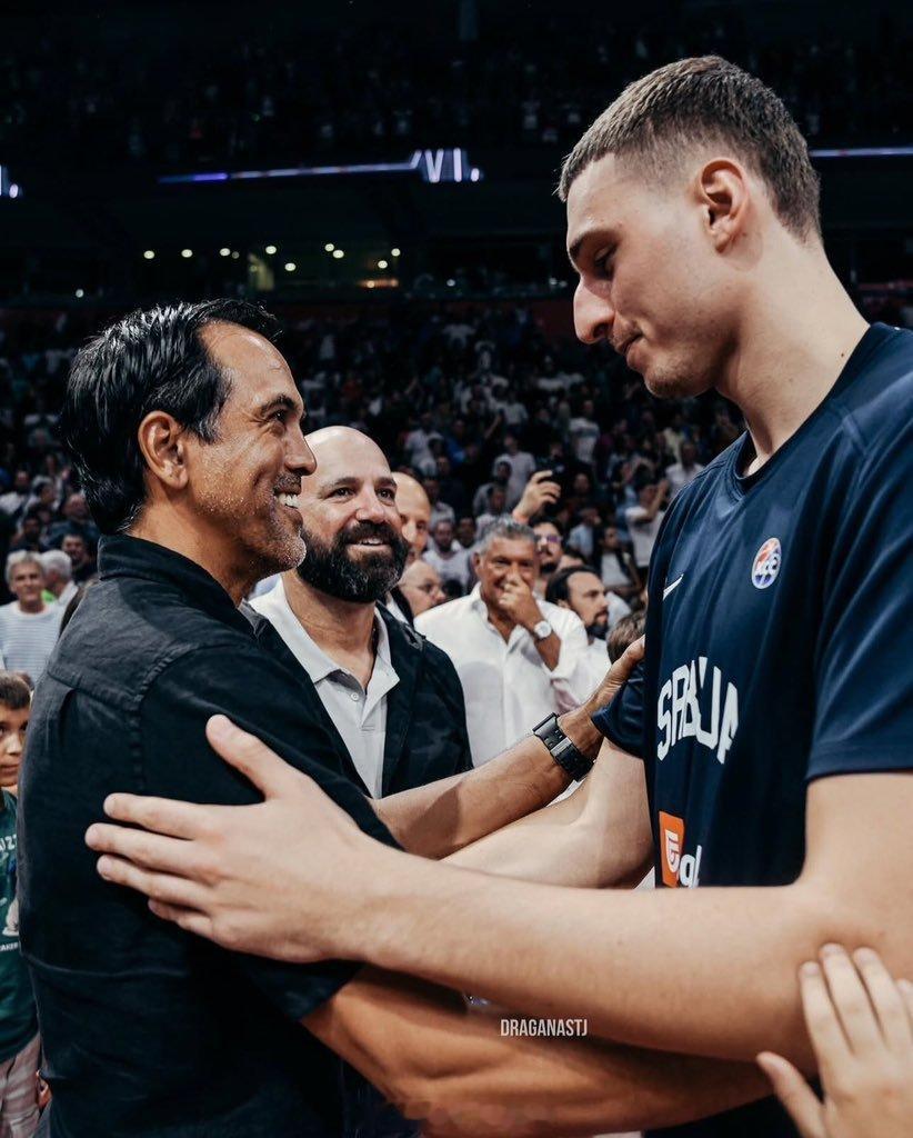 约维奇三场欧锦赛表现：10 PTS - 4 REB - 71 FG%22 PTS