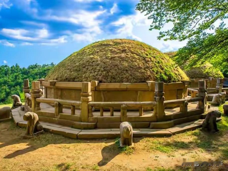 山顶上发现一座古墓，四周围还有石像生，古墓是圆形的，边上有石马，石羊，石猴，石狮