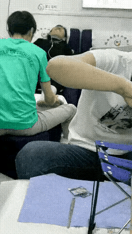 从大妈的表情看，小哥哥绝对挠到了她的关键穴位，要不然，不会露出那爽得哭的表情。