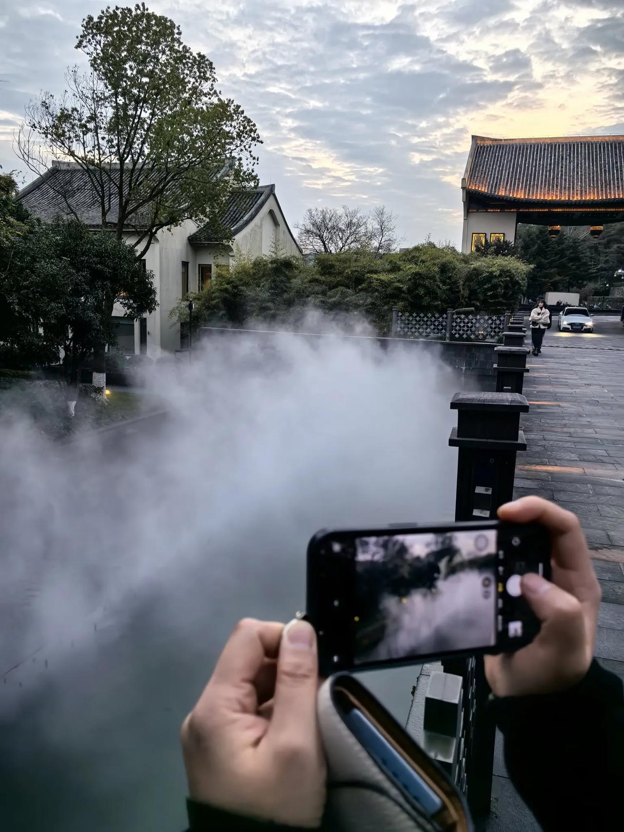 也许我～无法分辨黄昏清晨
当我陷入你的眼神
也许我～无法分辨刹那永恒
走在你的香