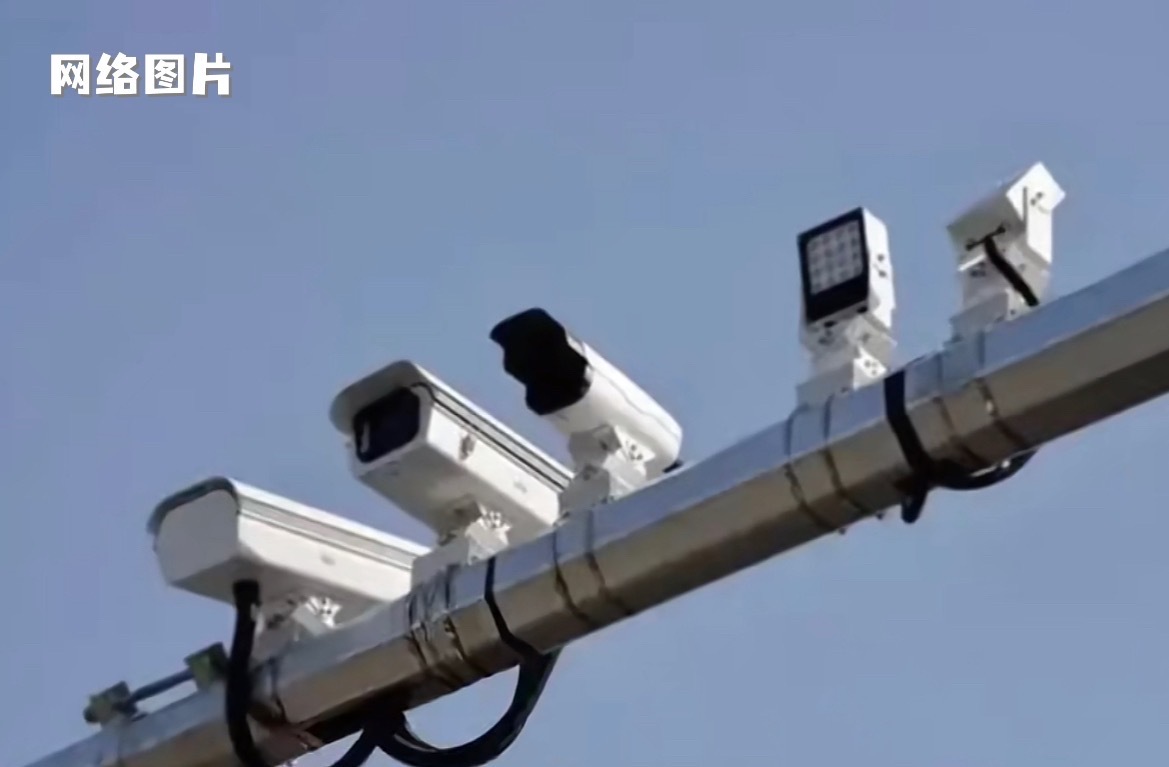 【玉林启用民主南路秀石路口电警抓拍】4月30日，玉林交警发布：关于启用玉林市民主